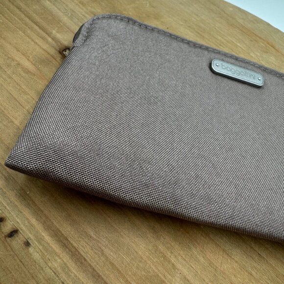 Baggallini RFID Wristlet Purse Wallet Gray Neutral Minimalist Travel read - Picture 3 of 10